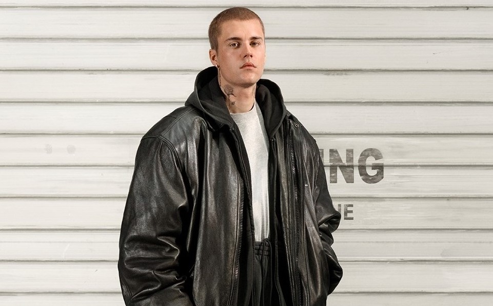 Justin Bieber mặc áo khoác da quá khổ