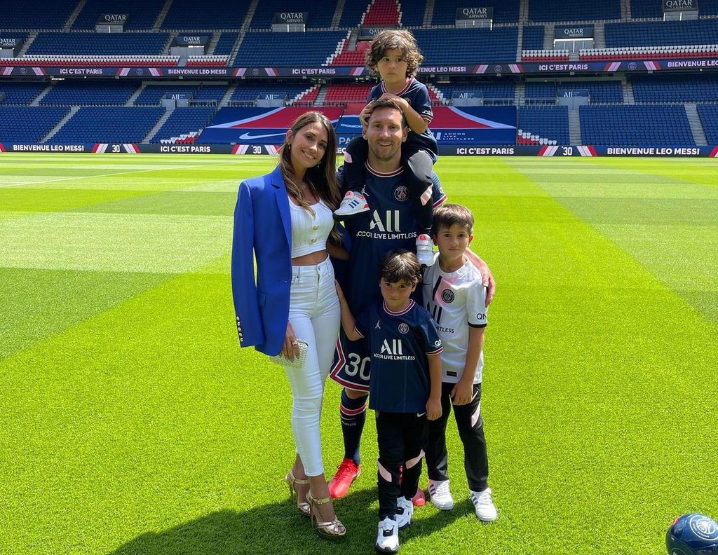 Gia đình Messi chụp ảnh ở sân Parc des Princes sau khi siêu sao Argentina ký hợp đồng hai năm với PSG