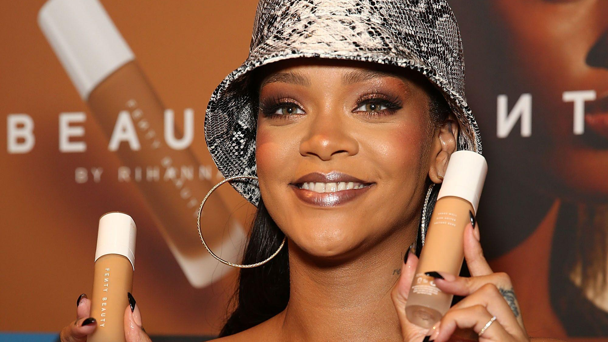 ca sĩ Rihanna đã chính thức gia nhập vào câu lạc bộ tỷ phú triệu đô