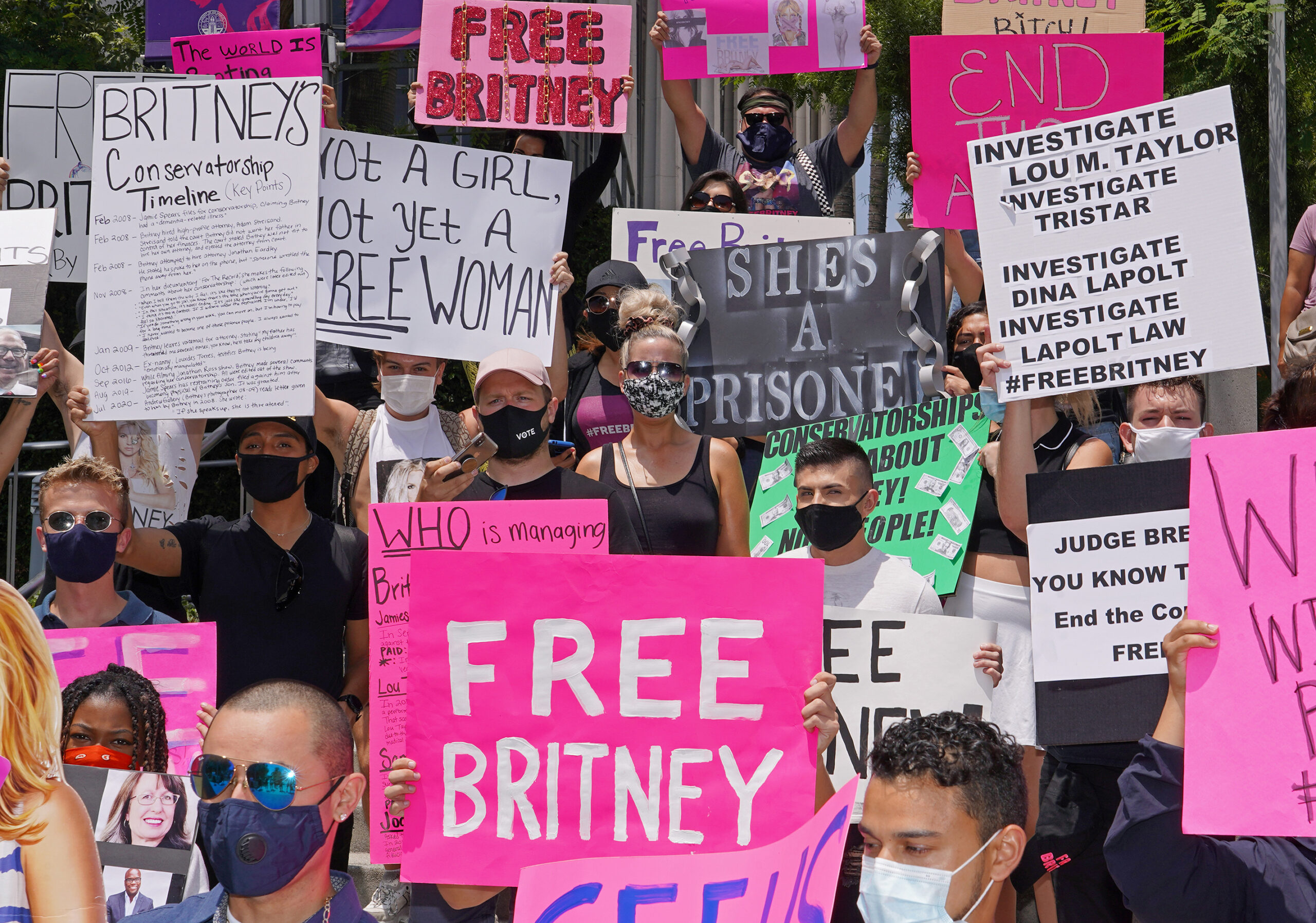 Các vũ công trong MV mới của Black Eyed Peas giơ bảng "Free Britney"